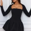 Vestido corto de manga larga con bajo abullonado Viola en negro Vestido corto de manga larga con bajo abullonado Viola en negro
