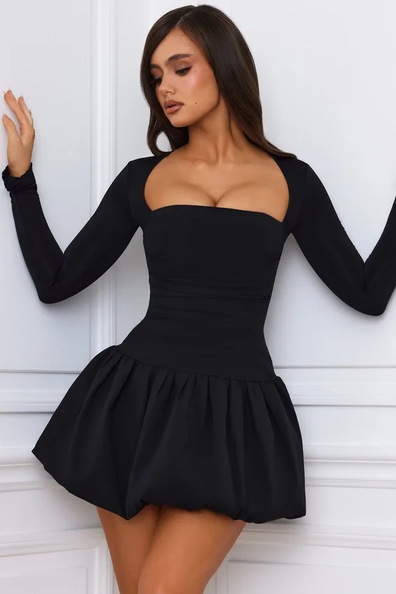 Vestido corto de manga larga con bajo abullonado Viola en negro Vestido corto de manga larga con bajo abullonado Viola en negro