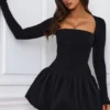 Vestido corto de manga larga con bajo abullonado Viola en negro Vestido corto de manga larga con bajo abullonado Viola en negro