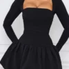 Vestido corto de manga larga con bajo abullonado Viola en negro Vestido corto de manga larga con bajo abullonado Viola en negro