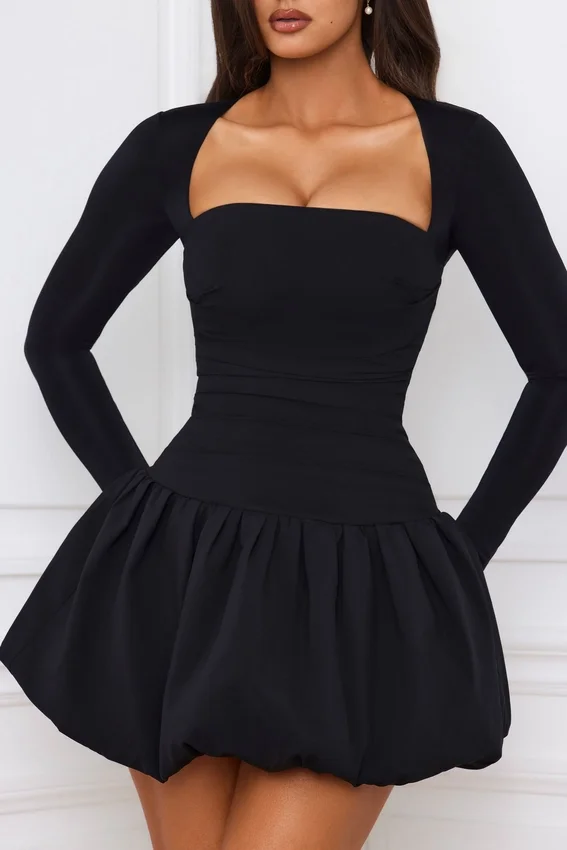 Vestido corto de manga larga con bajo abullonado Viola en negro Vestido corto de manga larga con bajo abullonado Viola en negro