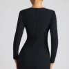 Vestido corto de manga larga con corte en forma de corazón Luciana en negro Vestido corto de manga larga con corte en forma de corazón Luciana en negro