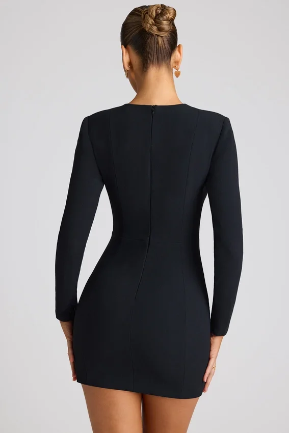 Vestido corto de manga larga con corte en forma de corazón Luciana en negro Vestido corto de manga larga con corte en forma de corazón Luciana en negro