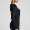 Vestido corto de manga larga con corte en forma de corazón Luciana en negro Vestido corto de manga larga con corte en forma de corazón Luciana en negro