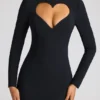 Vestido corto de manga larga con corte en forma de corazón Luciana en negro Vestido corto de manga larga con corte en forma de corazón Luciana en negro
