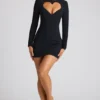 Vestido corto de manga larga con corte en forma de corazón Luciana en negro Vestido corto de manga larga con corte en forma de corazón Luciana en negro