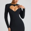 Vestido corto de manga larga con corte en forma de corazón Luciana en negro Vestido corto de manga larga con corte en forma de corazón Luciana en negro