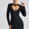 Vestido corto de manga larga con corte en forma de corazón Luciana en negro Vestido corto de manga larga con corte en forma de corazón Luciana en negro