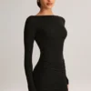 Vestido corto de manga larga con cuello barco y drapeado de modal Eska en negro Vestido corto de manga larga con cuello barco y drapeado de modal Eska en negro