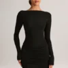 Vestido corto de manga larga con cuello barco y drapeado de modal Eska en negro Vestido corto de manga larga con cuello barco y drapeado de modal Eska en negro