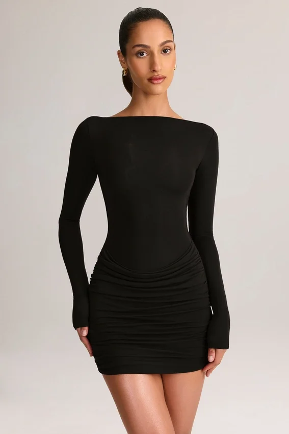 Vestido corto de manga larga con cuello barco y drapeado de modal Eska en negro Vestido corto de manga larga con cuello barco y drapeado de modal Eska en negro