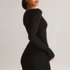 Vestido corto de manga larga con cuello barco y drapeado de modal Eska en negro Vestido corto de manga larga con cuello barco y drapeado de modal Eska en negro