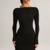 Vestido corto de manga larga con cuello barco y drapeado de modal Eska en negro Vestido corto de manga larga con cuello barco y drapeado de modal Eska en negro