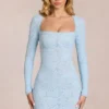 Vestido corto de manga larga con encaje festoneado Darla en azul polvo