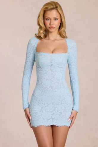 Vestido corto de manga larga con encaje festoneado Darla en azul polvo