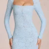Vestido corto de manga larga con encaje festoneado Darla en azul polvo