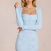 Vestido corto de manga larga con encaje festoneado Darla en azul polvo