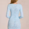 Vestido corto de manga larga con encaje festoneado Darla en azul polvo