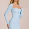 Vestido corto de manga larga con encaje festoneado Darla en azul polvo