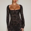 Vestido corto de manga larga con encaje festoneado transparente Darla en negro