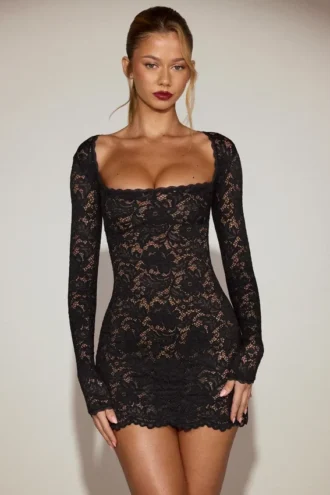 Vestido corto de manga larga con encaje festoneado transparente Darla en negro