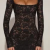 Vestido corto de manga larga con encaje festoneado transparente Darla en negro