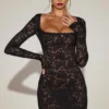 Vestido corto de manga larga con encaje festoneado transparente Darla en negro