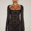 Vestido corto de manga larga con encaje festoneado transparente Darla en negro