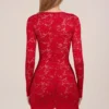 Vestido corto de manga larga con encaje festoneado transparente Darla en rojo rosa