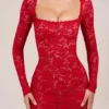 Vestido corto de manga larga con encaje festoneado transparente Darla en rojo rosa