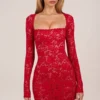 Vestido corto de manga larga con encaje festoneado transparente Darla en rojo rosa