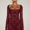 Vestido corto de manga larga con encaje festoneado transparente Darla en rojo vino