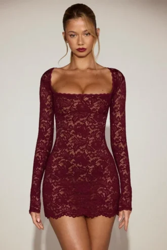 Vestido corto de manga larga con encaje festoneado transparente Darla en rojo vino