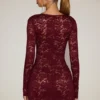 Vestido corto de manga larga con encaje festoneado transparente Darla en rojo vino