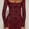 Vestido corto de manga larga con encaje festoneado transparente Darla en rojo vino