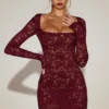 Vestido corto de manga larga con encaje festoneado transparente Darla en rojo vino