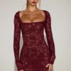 Vestido corto de manga larga con encaje festoneado transparente Darla en rojo vino
