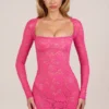 Vestido corto de manga larga con encaje festoneado transparente Darla en rosa intenso