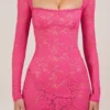 Vestido corto de manga larga con encaje festoneado transparente Darla en rosa intenso