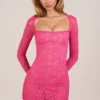 Vestido corto de manga larga con encaje festoneado transparente Darla en rosa intenso
