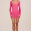 Vestido corto de manga larga con encaje festoneado transparente Darla en rosa intenso