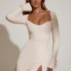 Vestido corto de manga larga con escote corazón Amryn en color marfil