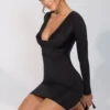 Vestido corto de manga larga con escote pronunciado de jersey elástico Oakley en negro