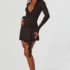 Vestido corto de manga larga con escote pronunciado Vallen en negro