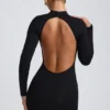 Vestido corto de manga larga con espalda abierta Yara Modal en negro Vestido corto de manga larga con espalda abierta Yara Modal en negro