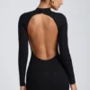 Vestido corto de manga larga con espalda abierta Yara Modal en negro Vestido corto de manga larga con espalda abierta Yara Modal en negro
