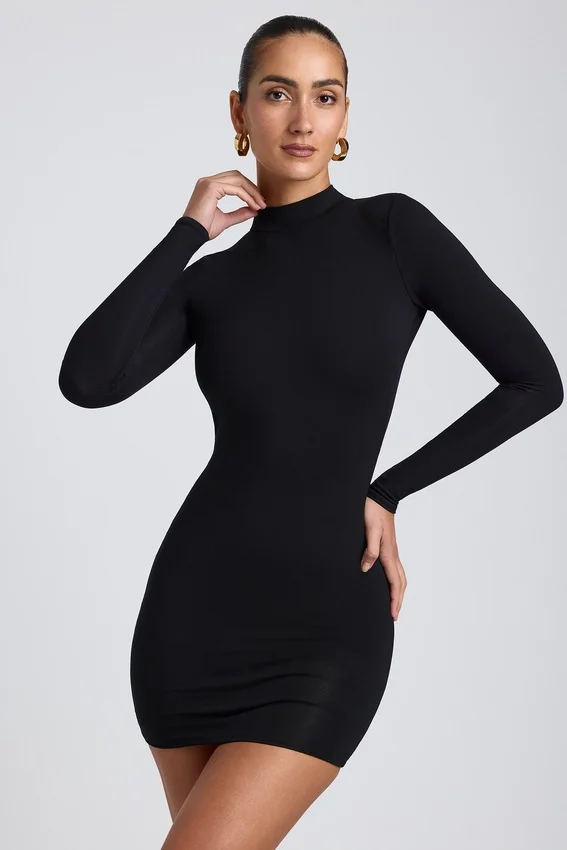 Vestido corto de manga larga con espalda abierta Yara Modal en negro Vestido corto de manga larga con espalda abierta Yara Modal en negro