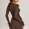 Vestido corto de manga larga Iskra Modal en marrón chocolate Vestido corto de manga larga Iskra Modal en marrón chocolate