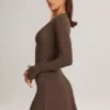 Vestido corto de manga larga Iskra Modal en marrón chocolate Vestido corto de manga larga Iskra Modal en marrón chocolate
