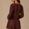 Vestido corto de manga larga Meilani en marrón espresso